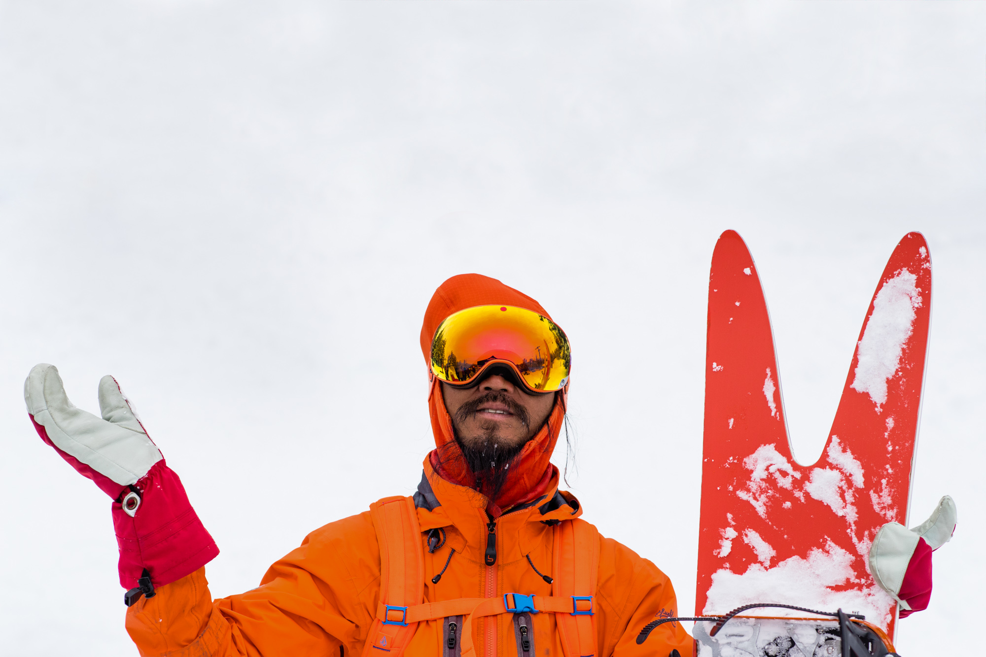 orange-man-snowboarder-japan-001